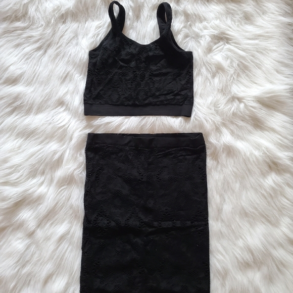 MATCHING SET!! 👗 LITTLE BLACK TOP AND SKIRT - Picture 1 of 2